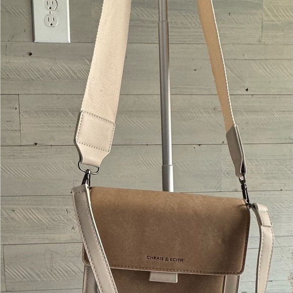 Tan Crossbody Bag with Structured Design and Versatile Style - Picture 2 of 7